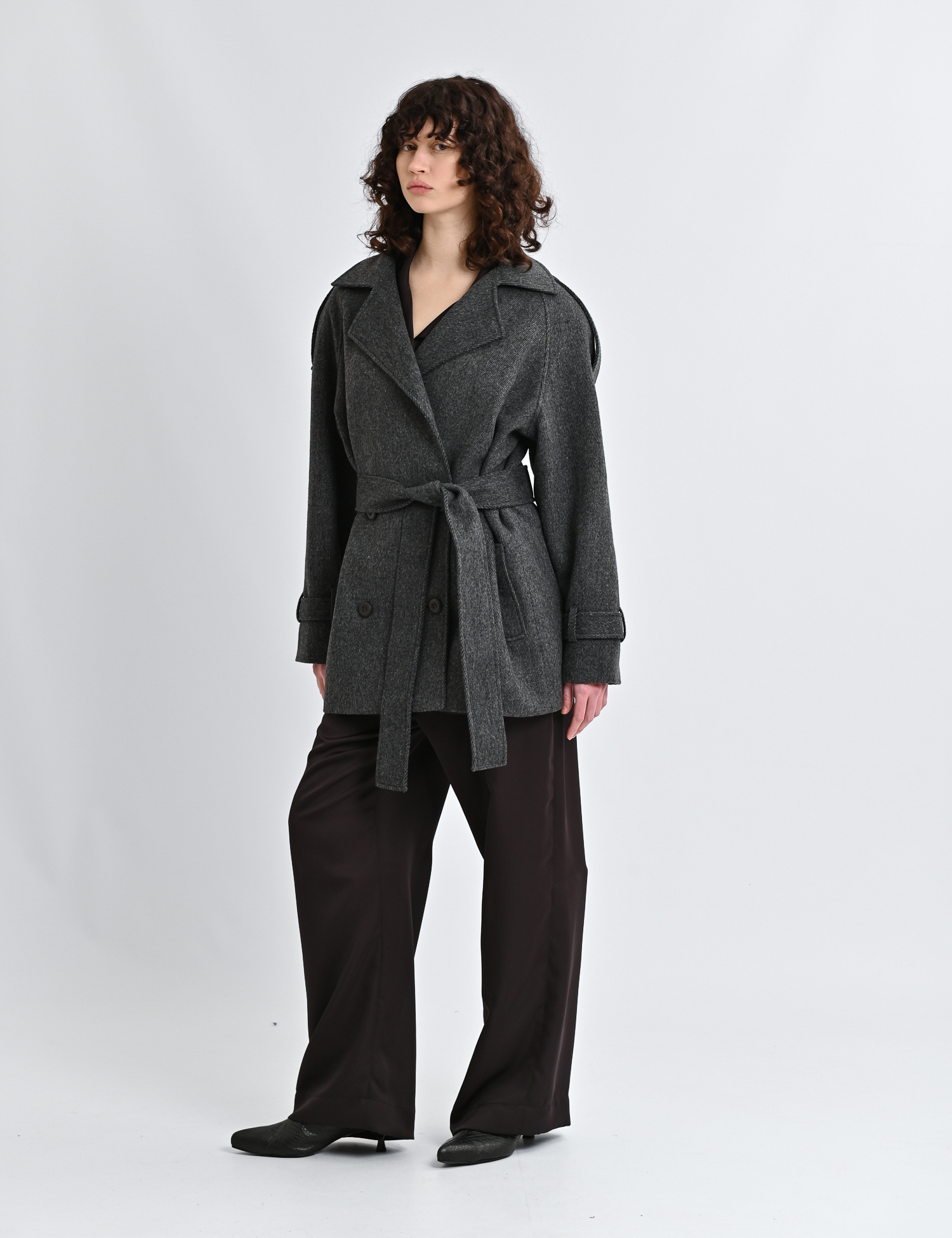 Картинка Пальто сіре коротке з акцентними патами